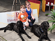 Die Kinder konnten ein Photo mit den beiden PST Hunden Ricco und Gina machen lassen